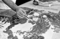 El artista brasileño Francisco Faria dibujando en su atelier