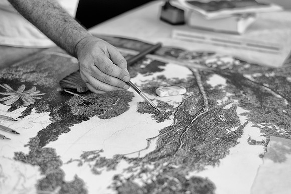 El artista brasileño Francisco Faria dibujando en su atelier