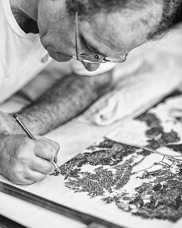 El artista brasileño Francisco Faria dibujando en su atelier