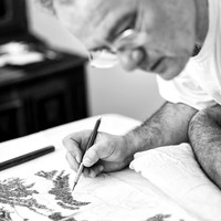 El artista brasileño Francisco Faria dibujando en su atelier