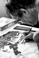 El artista brasileño Francisco Faria dibujando en su atelier