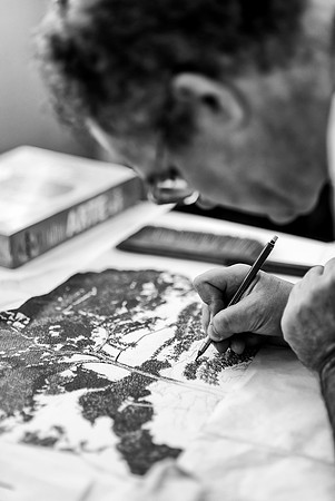 El artista brasileño Francisco Faria dibujando en su atelier