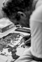 El artista brasileño Francisco Faria dibujando en su atelier