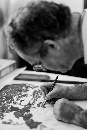 El artista brasileño Francisco Faria dibujando en su atelier