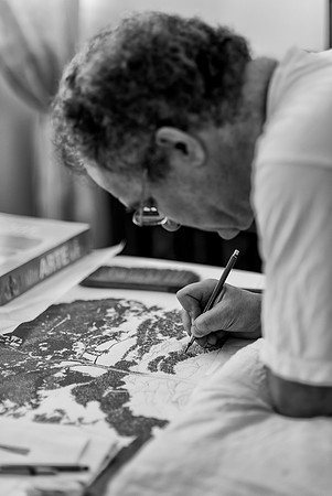 El artista brasileño Francisco Faria dibujando en su atelier