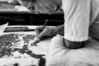 El artista brasileño Francisco Faria dibujando en su atelier