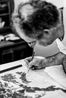 El artista brasileño Francisco Faria dibujando en su atelier