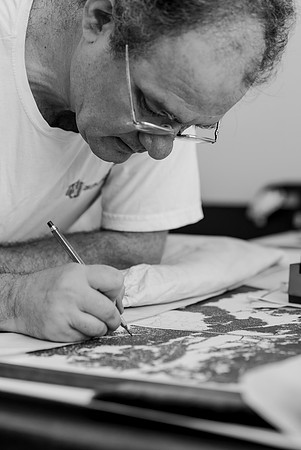 El artista brasileño Francisco Faria dibujando en su atelier
