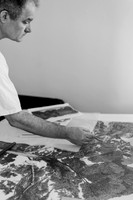 El artista brasileño Francisco Faria dibujando en su atelier