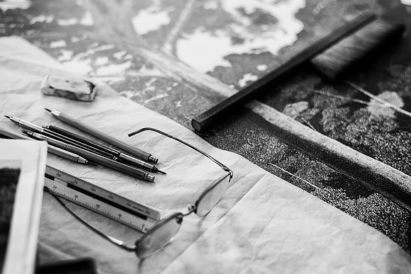 El artista brasileño Francisco Faria dibujando en su atelier