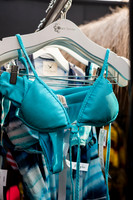 Desfile de bikinis Black Skimmer Swimwear presentado por Vanesa Borghi en Sunset Laguna